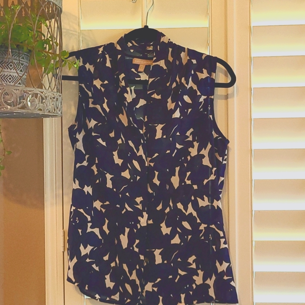Banana Republic, Small Sleeveless button down shirt w/abstract leaf pattern